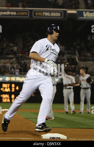 San Diego Padres Krug Clayton Richard Köpfe für Haus auf was hieß zunächst einen Home Run wurde aber später entschieden, dass ein Doppel gegen San Francisco Giants in Spiel 1 im Padres Petco Park San Diego CA. 3: 2 gewonnen. (Kredit-Bild: © Nick Morris/Southcreek Global/ZUMApress.com) Stockfoto
