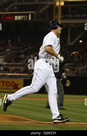 San Diego Padres Krug Clayton Richard Köpfe für Haus auf was hieß zunächst einen Home Run wurde aber später entschieden, dass ein Doppel gegen San Francisco Giants in Spiel 1 im Padres Petco Park San Diego CA. 3: 2 gewonnen. (Kredit-Bild: © Nick Morris/Southcreek Global/ZUMApress.com) Stockfoto