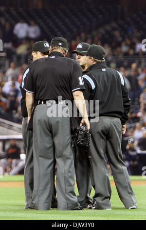 Beamten diskutieren einen Hit von San Diego Padres Krug Clayton Richard, die hieß zunächst einen Home Run wurde aber später entschied, dass ein Doppel gegen San Francisco Giants in Spiel 1 am Padres Petco Park San Diego CA. 3: 2 gewann. (Kredit-Bild: © Nick Morris/Southcreek Global/ZUMApress.com) Stockfoto