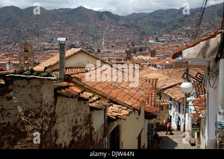 Straßenszene in San Blas Nachbarschaft mit Blick über die Dächer von Cusco, Peru. Stockfoto