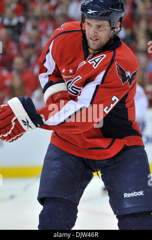 Washington DC, Verizon Center.Washington Hauptstädte Verteidiger Tom Poti #3, NHL Playoffs Spiel 5, Spielaktion zwischen Montreal Canadiens in Washington Capitals, die führen die Serie 3: 1 und verliert zu Hause 2: 1. (Kredit-Bild: © Roland Pintilie/Southcreek Global/ZUMApress.com) Stockfoto