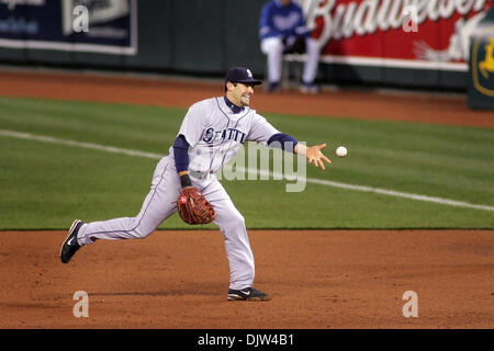 Seattle Mariners erster Basisspieler Casey Kotchman (13) den Ball zum Pitcher Felix Hernandez (34 wirft) (nicht abgebildet) immer die Kraft, am ersten Base während Montages Baseball-Spiel ab, die Kansas City Royals besiegte die Seattle Mariners 3-1 im Kauffman Stadium in Kansas City, Missouri (Credit-Bild: © Jacob Paulsen/Southcreek Global/ZUMApress.com) Stockfoto