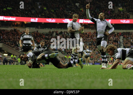 London, UK. 30. November 2013. Fidschi Maku Koroiyadi erhält einen Versuch während des Barbaren V Fidschi hundertjährigen Spiels im Twickenham Stadium. Barbaren schlagen Fidschi 43-19 um den Killik-Cup zu gewinnen. Bildnachweis: Elsie Kibue / Alamy Live News Stockfoto