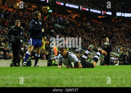 London, UK. 30. November 2013. Fidschi Alex Rokobaro erhält einen Versuch während des Barbaren V Fidschi hundertjährigen Spiels im Twickenham Stadium. Barbaren schlagen Fidschi 43-19 um den Killik-Cup zu gewinnen. Bildnachweis: Elsie Kibue / Alamy Live News Stockfoto