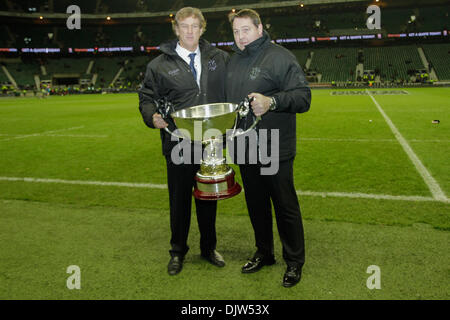 London, UK. 30. November 2013. Barbaren Assistant coach Mark Bakewell und Cheftrainer Steve Hansen mit dem Killik-Cup nach einem Sieg über Fidschi 43-19 im Twickenham Stadium. Bildnachweis: Elsie Kibue / Alamy Live News Stockfoto