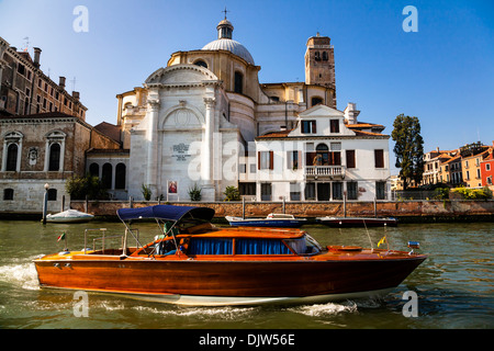 Kleines Boot am Canal Grande vorbei an der Kirche San Geremia, Venedig, Veneto, Italien. Stockfoto