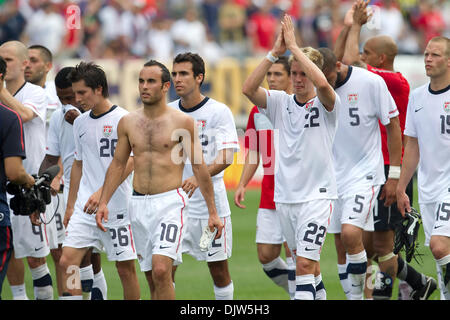 Vereinigten Staaten Mid-Fielder Landon Donovan (10) und der Rest der Vereinigten Staaten team Position über die Fans nach der Nationalspieler Freundschaftsspiel im Rahmen der send-off-Serie zwischen den U.S.A. danken  und die Türkei mit Lincoln Financial Field in Philadelphia, Pennsylvania.  Die Vereinigten Staaten schlug die Türkei, 2: 1. (Kredit-Bild: © Chris Szagola/Southcreek Global/ZUMApress.com) Stockfoto