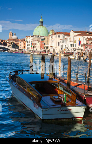 Kleines Boot vertäut am Canal Grande in der Santa Croce Bezirk von Venedig, Veneto, Italien. Stockfoto