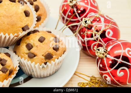 Weihnachten Schokolade Muffins mit Schokoladenstückchen Stockfoto