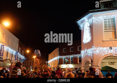 Godalming, Surrey, UK. 30. November 2013. Kundenansturm bei der jährlichen Einschalten der Weihnachtsbeleuchtung in Godalming, Surrey. Peppa Pig war das diesjährige prominenten Ehrengast. Bildnachweis: James Jagger/Alamy Live News Stockfoto