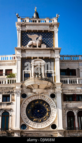 Torre Orologio des 15. Jahrhunderts Uhrturm in Markusplatz (Piazza San Marco), Venedig, Veneto, Italien Stockfoto