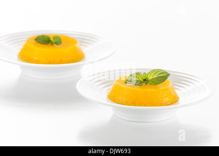 Quindim ist eine brasilianische Kokosnuss-Flan Dessert mit Eigelb und Kokosnuss. Stockfoto