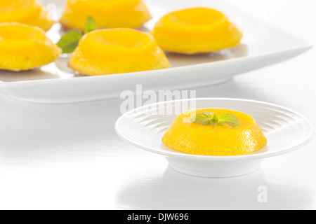 Quindim ist eine brasilianische Kokosnuss-Flan Dessert mit Eigelb und Kokosnuss. Stockfoto