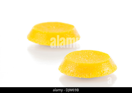 Quindim ist eine brasilianische Kokosnuss-Flan Dessert mit Eigelb und Kokosnuss. Stockfoto