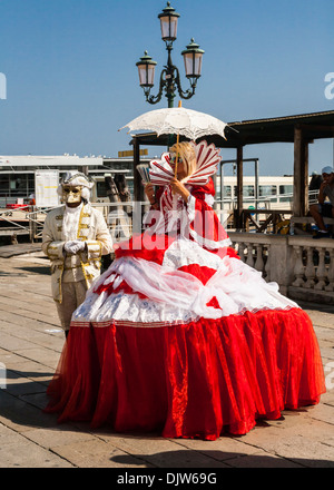 Mann und Frau tragen traditionelle venezianische Karnevalskostüme, Venedig, Veneto, Italien. Stockfoto