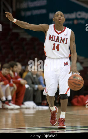 11. März 2010: Miami (OH) RedHawks Kenny Hayes (14) mit dem Basketball während der NCAA College Basketball-Spiel zwischen den Miami (OH) RedHawks und die Buffalo Bulls in der Quicken Loans Arena in Cleveland, Ohio.  Miami (OH) besiegte Buffalo 73-59 in diesem MAC-Herren-Basketball-Turnier-Spiel... Obligatorische Credit: Frank Jansky / Southcreek Global (Kredit-Bild: © Frank Jansky/Southcree Stockfoto