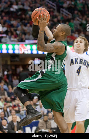 13. März 2010: Ohio Bobcats Armon Bassett (0) Laufwerke in den Korb während der NCAA College-Basketball-Spiel zwischen den Ohio Bobcats und die Akron Zips in Quicken Loans Arena in Cleveland, Ohio.  Ohio besiegte Akron in der Overtime 81-75 bis 2010 erste Energie MAC Herren Basketballturnier zu gewinnen... Obligatorische Credit: Frank Jansky / Southcreek Global (Kredit-Bild: © Frank Jansky/Southcr Stockfoto