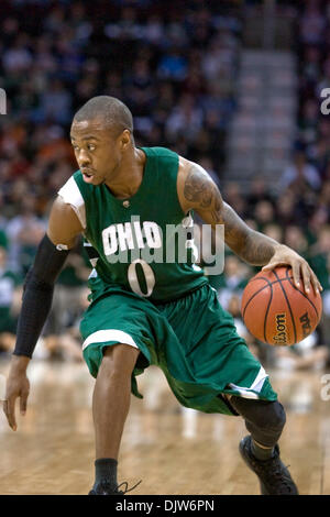 13. März 2010: Ohio Bobcats Armon Bassett (0) mit dem Basketball während der NCAA College Basketball-Spiel zwischen den Ohio Bobcats und die Akron Zips in Quicken Loans Arena in Cleveland, Ohio.  Ohio besiegte Akron in der Overtime 81-75 bis 2010 erste Energie MAC Herren Basketballturnier zu gewinnen... Obligatorische Credit: Frank Jansky / Southcreek Global (Kredit-Bild: © Frank Jansky/Southcre Stockfoto