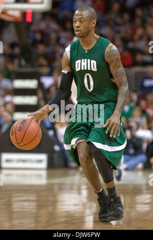 13. März 2010: Ohio Bobcats Armon Bassett (0) mit dem Basketball während der NCAA College Basketball-Spiel zwischen den Ohio Bobcats und die Akron Zips in Quicken Loans Arena in Cleveland, Ohio.  Ohio besiegte Akron in der Overtime 81-75 bis 2010 erste Energie MAC Herren Basketballturnier zu gewinnen... Obligatorische Credit: Frank Jansky / Southcreek Global (Kredit-Bild: © Frank Jansky/Southcre Stockfoto