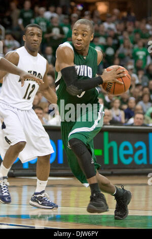 13. März 2010: Ohio Bobcats Armon Bassett (0) Laufwerke in den Korb während der NCAA College-Basketball-Spiel zwischen den Ohio Bobcats und die Akron Zips in Quicken Loans Arena in Cleveland, Ohio.  Ohio besiegte Akron in der Overtime 81-75 bis 2010 erste Energie MAC Herren Basketballturnier zu gewinnen... Obligatorische Credit: Frank Jansky / Southcreek Global (Kredit-Bild: © Frank Jansky/Southcr Stockfoto