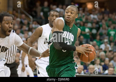 13. März 2010: Ohio Bobcats Armon Bassett (0) Laufwerke in den Korb während der NCAA College-Basketball-Spiel zwischen den Ohio Bobcats und die Akron Zips in Quicken Loans Arena in Cleveland, Ohio.  Ohio besiegte Akron in der Overtime 81-75 bis 2010 erste Energie MAC Herren Basketballturnier zu gewinnen... Obligatorische Credit: Frank Jansky / Southcreek Global (Kredit-Bild: © Frank Jansky/Southcr Stockfoto