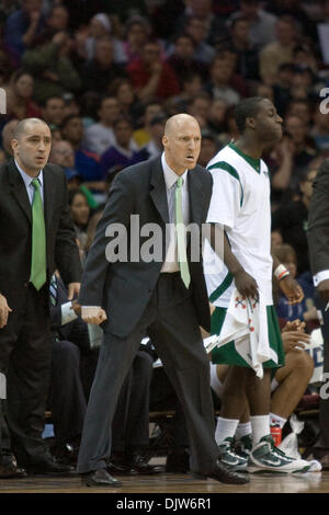 13. März 2010: Ohio Bobcats Cheftrainer John Groce während der NCAA College Basketball-Spiel zwischen den Ohio Bobcats und die Akron Zips in Quicken Loans Arena in Cleveland, Ohio.  Ohio besiegte Akron in der Overtime 81-75 bis 2010 erste Energie MAC Herren Basketballturnier zu gewinnen... Obligatorische Credit: Frank Jansky / Southcreek Global (Kredit-Bild: © Frank Jansky/Southcreek Global/ZUMApre Stockfoto