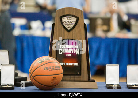 13. März 2010: Trophäen sollen die Ohio Bobcats vorgelegt werden, nachdem sie die Akron Zips in der Overtime 81-75 besiegte bis 2010 erste Energie MAC Herren Basketballturnier zu gewinnen... Obligatorische Credit: Frank Jansky / Southcreek Global (Kredit-Bild: © Frank Jansky/Southcreek Global/ZUMApress.com) Stockfoto