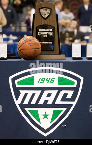 13. März 2010: Trophäen sollen die Ohio Bobcats vorgelegt werden, nachdem sie die Akron Zips in der Overtime 81-75 besiegte bis 2010 erste Energie MAC Herren Basketballturnier zu gewinnen... Obligatorische Credit: Frank Jansky / Southcreek Global (Kredit-Bild: © Frank Jansky/Southcreek Global/ZUMApress.com) Stockfoto