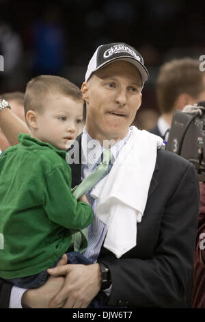 13. März 2010: Ohio Bobcats Cheftrainer John Groce und Sohn Conner nach der NCAA College-Basketball-Spiel zwischen den Ohio Bobcats und die Akron Zips in Quicken Loans Arena in Cleveland, Ohio.  Ohio besiegte Akron in der Overtime 81-75 bis 2010 erste Energie MAC Herren Basketballturnier zu gewinnen... Obligatorische Credit: Frank Jansky / Southcreek Global (Kredit-Bild: © Frank Jansky/Southcr Stockfoto