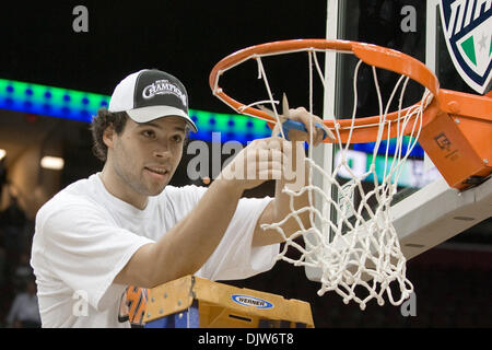 13. März 2010: Ohio Bobcats Kenneth van Kempen (12) verkürzt sich das Netz nach der NCAA College-Basketball-Spiel zwischen den Ohio Bobcats und die Akron Zips in Quicken Loans Arena in Cleveland, Ohio.  Ohio besiegte Akron in der Overtime 81-75 bis 2010 erste Energie MAC Herren Basketballturnier zu gewinnen... Obligatorische Credit: Frank Jansky / Southcreek Global (Kredit-Bild: © Frank Jansky/So Stockfoto