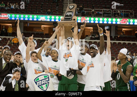 13. März 2010: Ohio Bobcats feiern nach dem Gewinn der 2010 erste Energie MAC Herren Basketball-Turnier.  Ohio Bobcats besiegte Akron in der Overtime 81-75 bis 2010 erste Energie MAC Herren Basketballturnier zu gewinnen... Obligatorische Credit: Frank Jansky / Southcreek Global (Kredit-Bild: © Frank Jansky/Southcreek Global/ZUMApress.com) Stockfoto