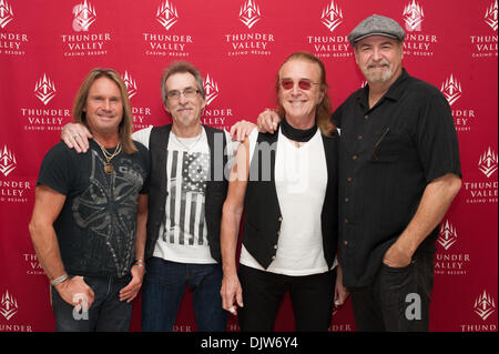 Lincoln, Kalifornien, USA. 29. November 2013. (LR) Charlie Huhn, Craig Macgregor, Roger Earl und Bryan Bassett von Foghat pose Meet und greet im Thunder Valley Casino Resort in Lincoln, Kalifornien am 29. November 2013 Credit: Randy Miramontez/Alamy Live News Stockfoto