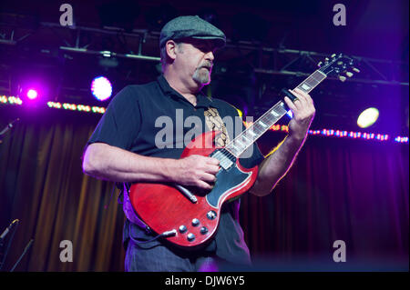 Lincoln, Kalifornien, USA. 29. November 2013. Bryan Bassett von Foghat führt auf Thunder Valley Casino Resort in Lincoln, Kalifornien am 29. November 2013 Credit: Randy Miramontez/Alamy Live News Stockfoto