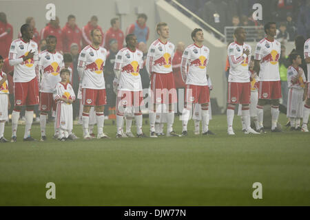 27. März 2010 - Harrison, New Jersey, USA - 27. März 2010: das Team und ihre kleinen Fans Line up für die Nationalhymne vor der ersten Hälfte des Spiels auf Red Bulls Arena in Harrison, New Jersey statt.  NY Red Bulls führt die Chicago Fire 1-0 in der Mitte. . Obligatorische Credit: Alan Maglaque / Southcreek Global (Kredit-Bild: © Southcreek Global/ZUMApress.com) Stockfoto