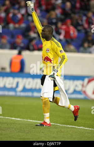 27. März 2010 - Harrison, New Jersey, USA - 27. März 2010: New York Red Bulls Torhüter Bouna unterzeichnete #18 macht sich bereit für die erste Hälfte des Spiels in Red Bulls Arena in Harrison, New Jersey statt.  NY Red Bulls führt die Chicago Fire 1-0 in der Mitte. . Obligatorische Credit: Alan Maglaque / Southcreek Global (Kredit-Bild: © Southcreek Global/ZUMApress.com) Stockfoto