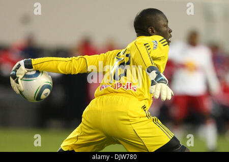 27. März 2010 - Harrison, New Jersey, USA - 27. März 2010: New York Red Bulls Torhüter Bouna unterzeichnete #18 geht der Ball in der ersten Hälfte des Spiels in Red Bulls Arena in Harrison, New Jersey statt.  NY Red Bulls führt die Chicago Fire 1-0 in der Mitte. . Obligatorische Credit: Alan Maglaque / Southcreek Global (Kredit-Bild: © Southcreek Global/ZUMApress.com) Stockfoto