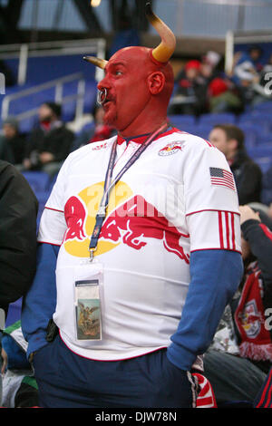 27. März 2010 - Harrison, New Jersey, USA - 27. März 2010: ein Fan blickt auf in der ersten Hälfte des Spiels in Red Bulls Arena in Harrison, New Jersey statt.  NY Red Bulls führt die Chicago Fire 1-0 in der Mitte. . Obligatorische Credit: Alan Maglaque / Southcreek Global (Kredit-Bild: © Southcreek Global/ZUMApress.com) Stockfoto