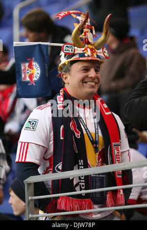 27. März 2010 - Harrison, New Jersey, USA - 27. März 2010: ein Fan bekommt seine Aufnahme am Ende der Tribüne vor der ersten Hälfte des Spiels in Red Bulls Arena in Harrison, New Jersey statt.  NY Red Bulls führt die Chicago Fire 1-0 in der Mitte. . Obligatorische Credit: Alan Maglaque / Southcreek Global (Kredit-Bild: © Southcreek Global/ZUMApress.com) Stockfoto