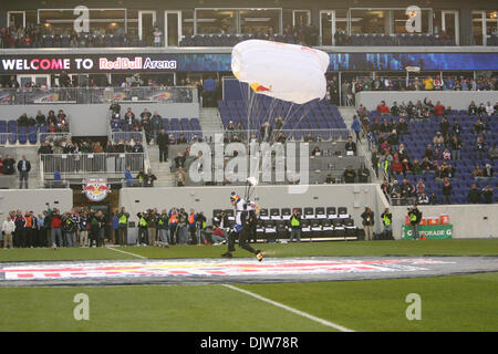 27. März 2010 - Harrison, New Jersey, USA - 27. März 2010: Red Bull Sky Diver landet sicher auf dem Feld vor die erste Hälfte des Spiels in der roten Bullen Arena in Harrison, New Jersey statt.  NY Red Bulls führt die Chicago Fire 1-0 in der Mitte. . Obligatorische Credit: Alan Maglaque / Southcreek Global (Kredit-Bild: © Southcreek Global/ZUMApress.com) Stockfoto