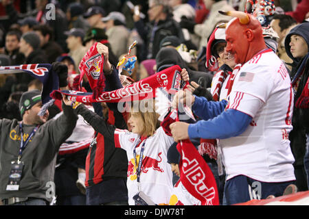 27. März 2010 - Harrison, New Jersey, USA - 27. März 2010: Red Bull Fans feuern ihre Mannschaft in der ersten Hälfte des Spiels an Red Bulls Arena in Harrison, New Jersey statt.  NY Red Bulls führt die Chicago Fire 1-0 in der Mitte. . Obligatorische Credit: Alan Maglaque / Southcreek Global (Kredit-Bild: © Southcreek Global/ZUMApress.com) Stockfoto