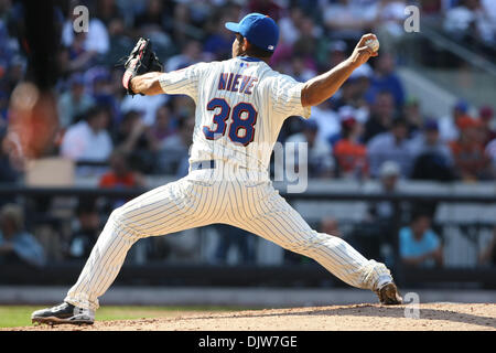 5. April 2010 - Flushing, New York, USA - 5. April 2010: New York Mets Entlastung Krug Fernando Nieve (38) ist New York Mets Pitcher Johan Santana (57) im Citi Field Stadium in Flushing, New York ab. Die New York Mets gewann 7-1 über die Florida Marlins. . Obligatorische Credit: Alan Maglaque / Southcreek Global (Kredit-Bild: © Southcreek Global/ZUMApress.com) Stockfoto