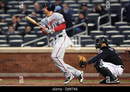 9. April 2010 - Flushing, New York, USA - 9. April 2010: Washington Nationals dritte Baseman Ryan Zimmerman (11) fliegt nach New York Mets Recht Fielder Jeff Francoeur (12) bei der zweiten im ersten Inning im Citi Field Stadium in Flushing, New York. Die New York Mets gegen die Washington Nationals 8-2. . Obligatorische Credit: Alan Maglaque / Southcreek Global (Kredit-Bild: © Southcre Stockfoto