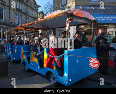 Nelson, Lancashire, Großbritannien. 30.. November 2013. Kostenlose Zugfahrten für Kinder bei der Veranstaltung, als die Stadt Nelson an den Tag 1295 erinnert, an dem die Grafschaft Lancashire ihre ersten Vertreter von König Edward I. von England ins Parlament schickte, um an dem später als musterparlament bekannten Parlament teilzunehmen. Der Lancashire Day findet in der Regel am 27. November statt, wenn in vielen Städten des historischen Landkreises Veranstaltungen stattfinden, vor allem Lesungen der Lancashire Day Proklamation. Stockfoto