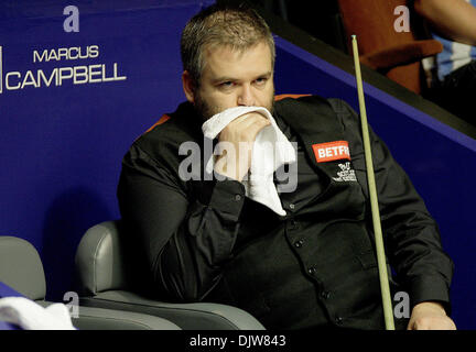 SHEFFIELD, ENGLAND - 19 APRIL: Steve Davis von England im Kampf gegen Mark King von England, während der 1. Runde der Betfred Snooker-WM im Crucible Theater in Sheffield, England. (Kredit-Bild: © Michael Cullen/Southcreek Global/ZUMApress.com) Stockfoto