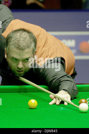 SHEFFIELD, ENGLAND - 19 APRIL: Steve Davis von England im Kampf gegen Mark King von England, während der 1. Runde der Betfred Snooker-WM im Crucible Theater in Sheffield, England. (Kredit-Bild: © Michael Cullen/Southcreek Global/ZUMApress.com) Stockfoto