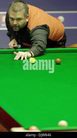 SHEFFIELD, ENGLAND - 19 APRIL: Steve Davis von England im Kampf gegen Mark King von England, während der 1. Runde der Betfred Snooker-WM im Crucible Theater in Sheffield, England. (Kredit-Bild: © Michael Cullen/Southcreek Global/ZUMApress.com) Stockfoto