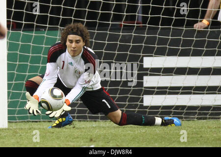 Guillermo Ochoa (#1) Torwart für Mexiko erstreckt sich auf ...