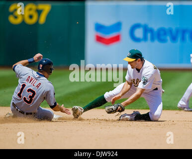 20. Mai 2010: Detroit Tigers Catcher Alex Avila (13) gleitet sicher in zweiten Base während der Oakland Athletics zweiter Basisspieler Adam Rosales (7) macht auch nur um den Ball zu fangen, während des Spiels zwischen der Oakland As und die Detroit Tigers an der Oakland-Alameda County Coliseum in Oakland CA. Die Tiger besiegte der A 5: 2. (Kredit-Bild: © Damon Tarver/Southcreek Global/ZUMApress.com Stockfoto