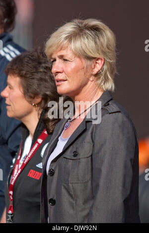 22. Mai 2010: Deutsche Head Coach Silvia Neid vor dem US-Frauen-Nationalmannschaft gegen Deutschland internationale Freundschaftsspiele Fussball Spiel gespielt in Cleveland Browns Stadium in Cleveland, Ohio. Die #1 unter Vereinigten Staaten besiegt Deutschland #2 auf Platz 4-0..Mandatory Credit: Frank Jansky / Southcreek Global (Credit-Bild: © Frank Jansky/Southcreek Global/ZUMApress.com) Stockfoto