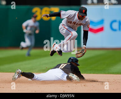 22. Mai 2010: Oakland Athletik Center Fielder Rajai Davis (11) stiehlt zweites Standbein bei der San Francisco Giants Shortstop Edgar Renteria (16) während des Spiels zwischen deckt der Oakland As und die San Francisco Giants in der Oakland-Alameda County Coliseum in Oakland CA. Der A besiegt die Riesen 1-0. (Kredit-Bild: © Damon Tarver/Southcreek Global/ZUMApress.com) Stockfoto